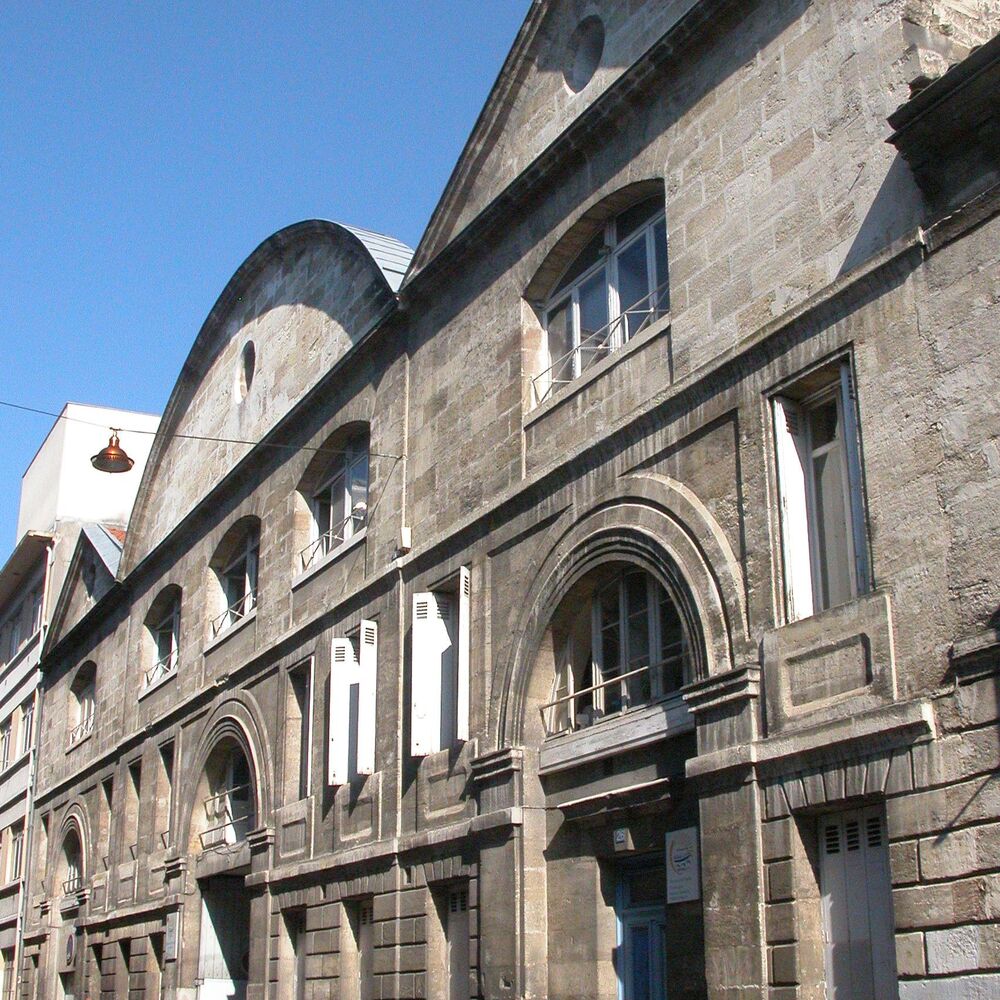 Vue de la façade principale de l'ancienne usine de chiffons