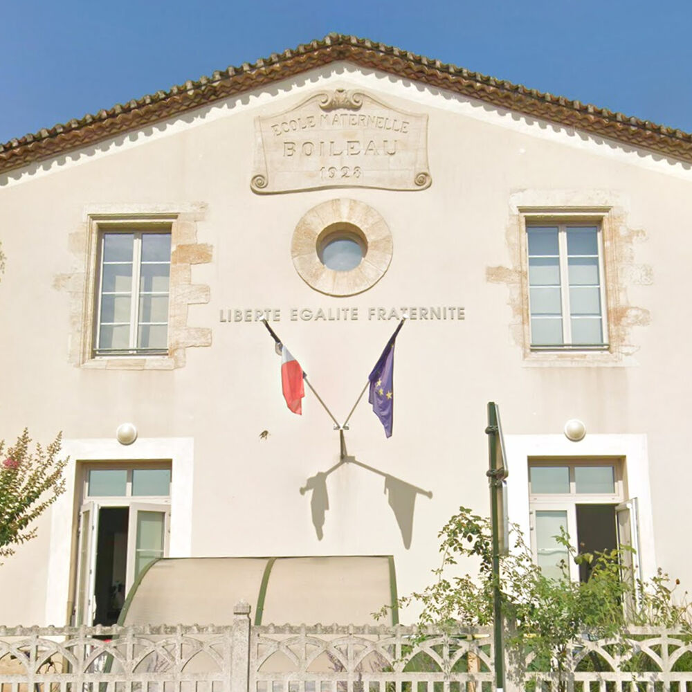 Vue sur la façade principale et ses détails architecturaux