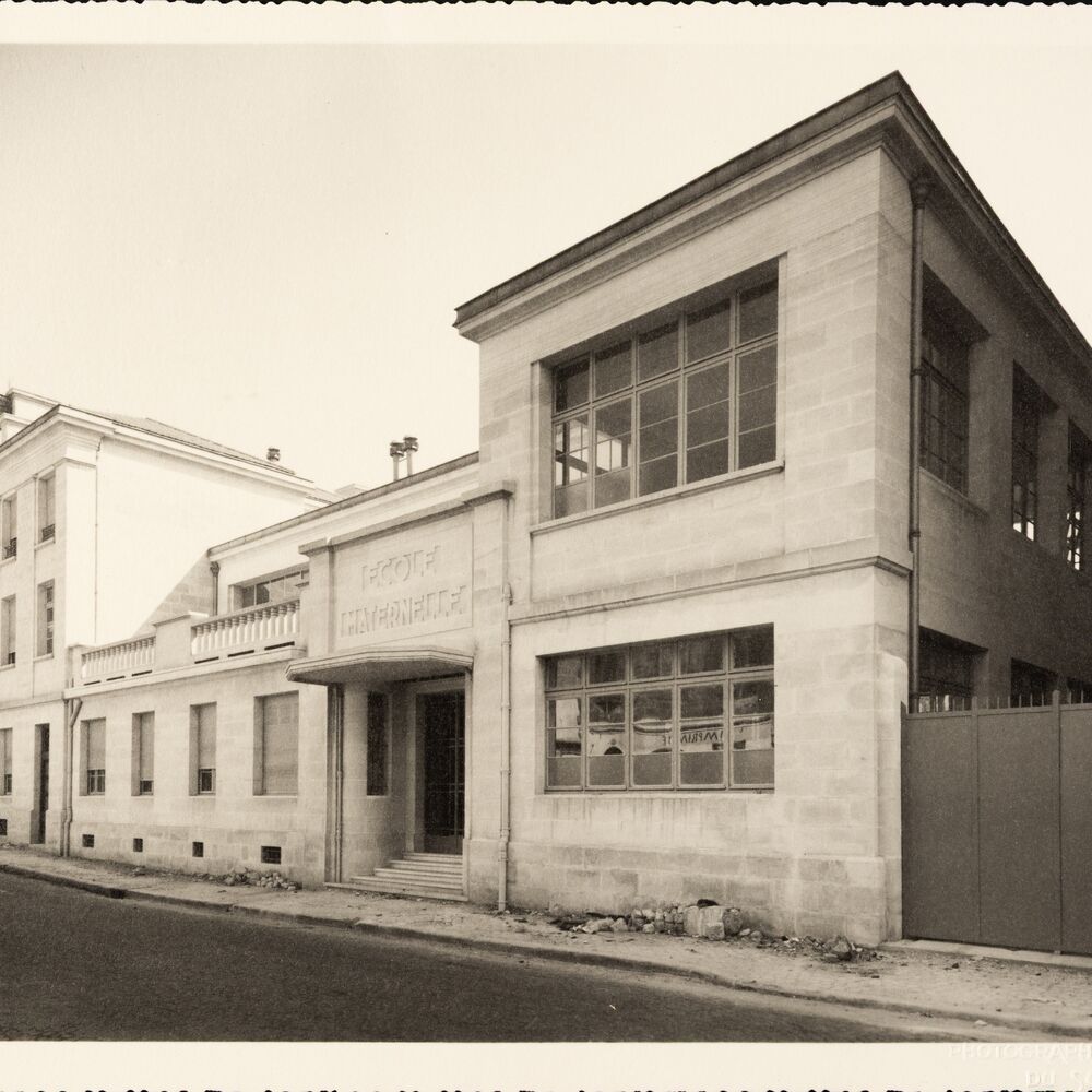 Façade principale de l'école maternelle côté rue du Château-d'Eau, vers 1935.