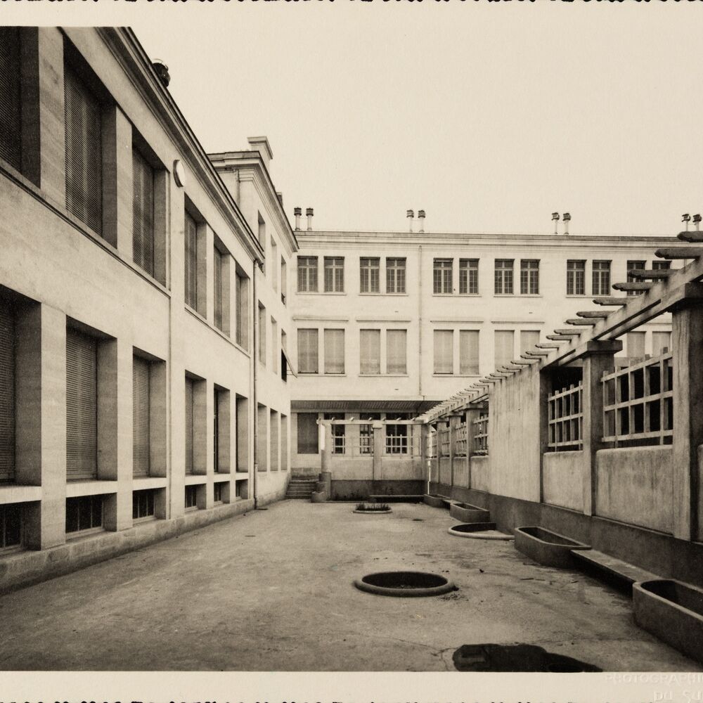 Façade et cour de l'école maternelle, vue prise vers l'école de fille, vers 1935.