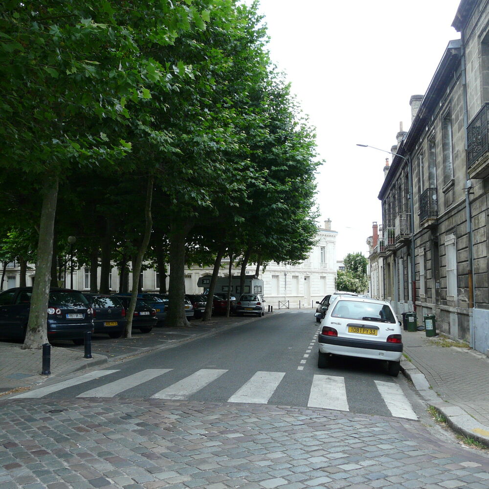 Vue de la place Simiot depuis l'angle de la rue Paul Dénucé et la Place
