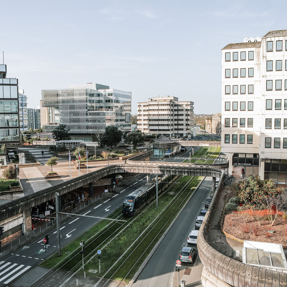 Vue de Mériadeck depuis le parking du centre commercial