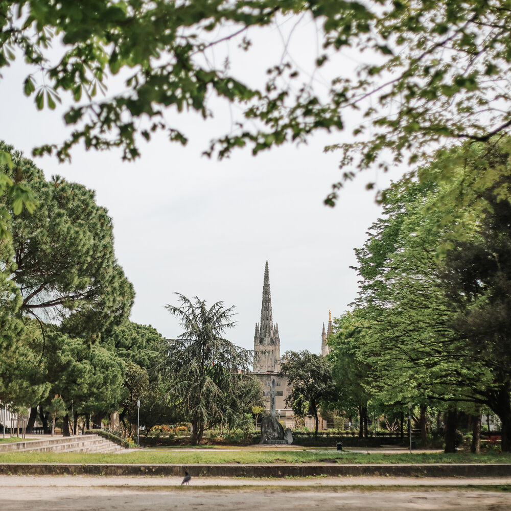 Vue des jardins de la dalle de Mériadeck, 2024, avant travaux 