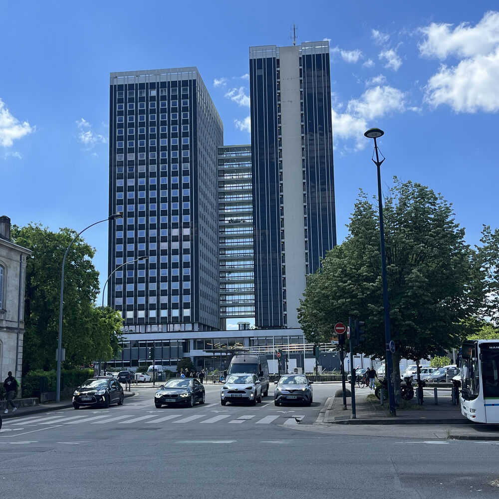 Vue de la façade principale depuis les boulevards