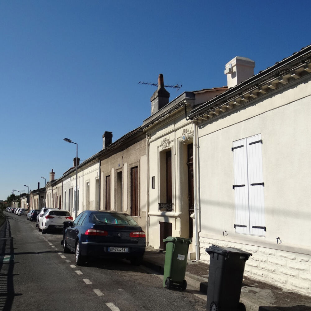 contexte et vue sur la voie ferrée qui fait face à la maison