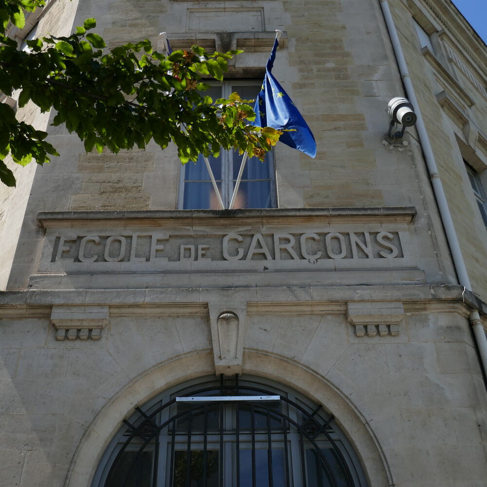 Pan coupé du bâtiment de l'école de garçons, emplacement de l'ancienne entrée.
