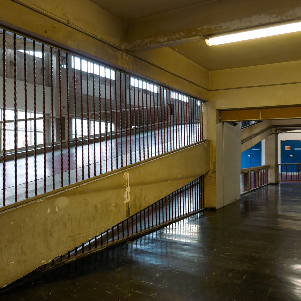 Intérieur du bâtiment et sa rampe pour voiture