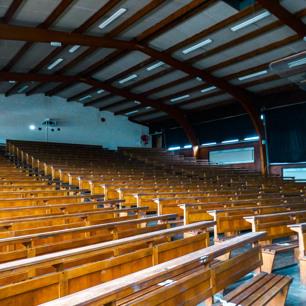 Vue de l'intérieur du bâtiment et son amphithéâtre sur le toit