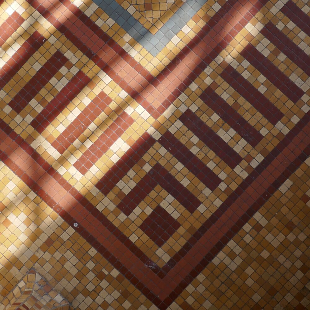 Détail du décor en mosaïques de l'ancien vestibule d'entrée de l'école des garçons.