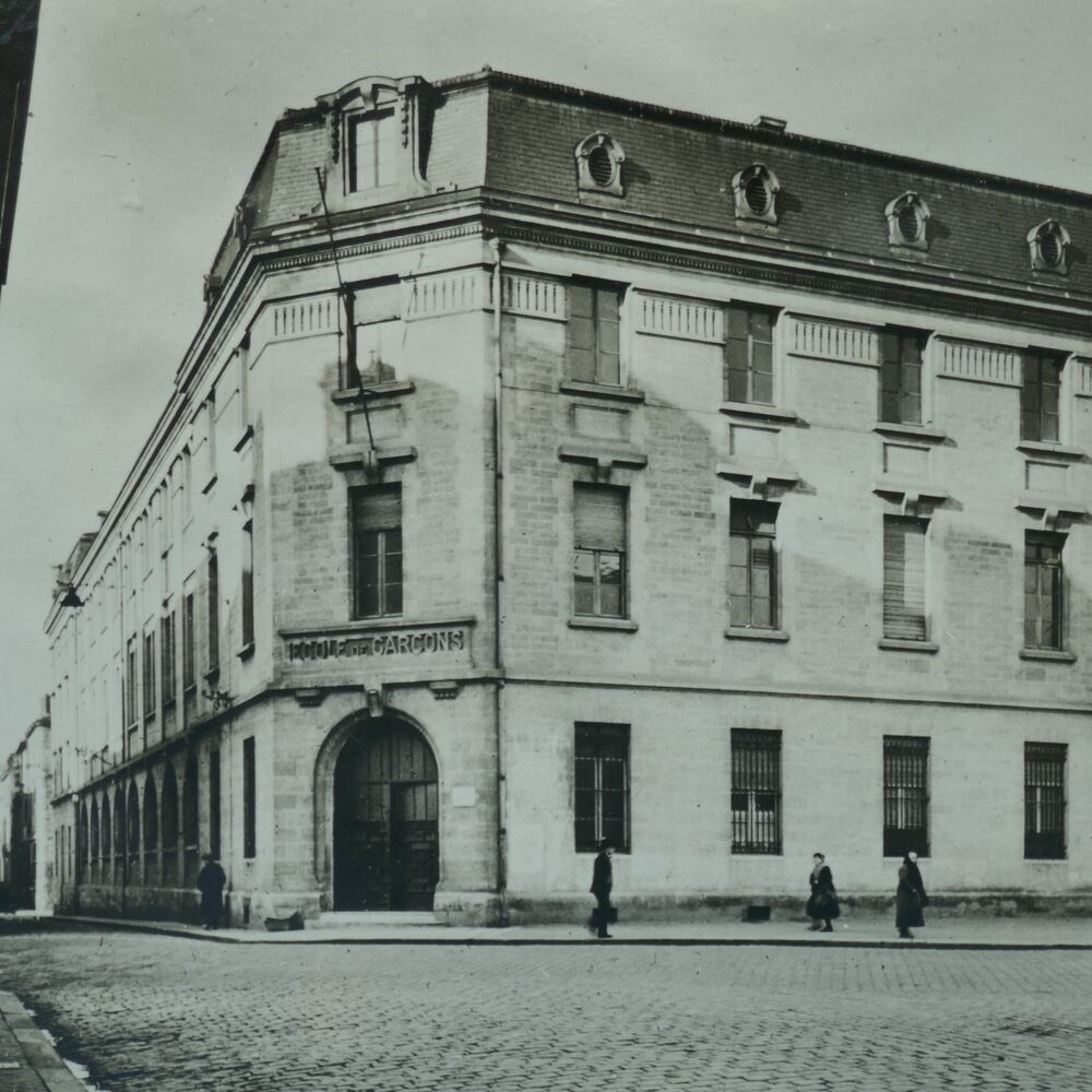 Façades principales de l'école de garçons vers 1930.