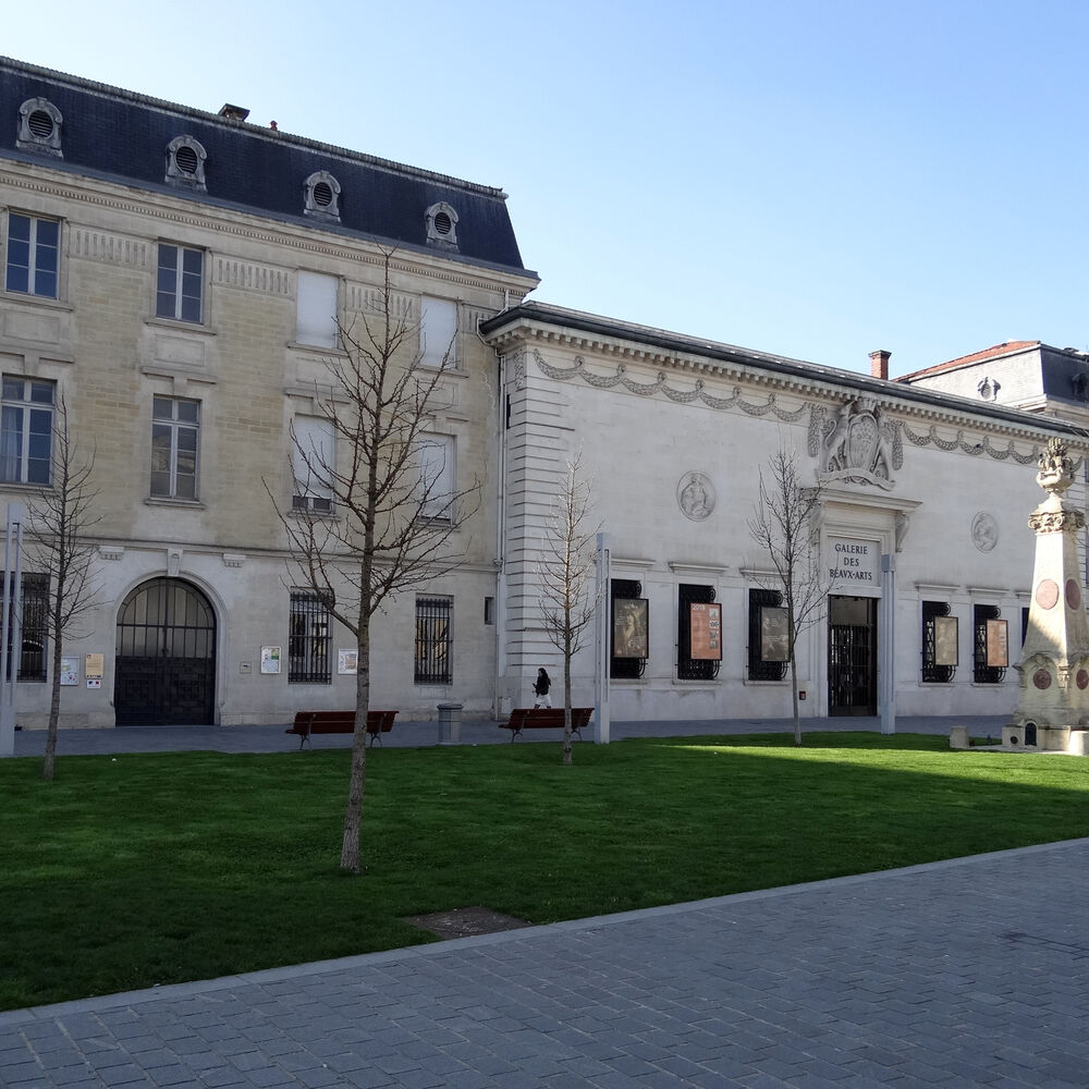 Vue d'ensemble des deux écoles, encadrant la galerie des Beaux-Arts, depuis la place en 2018.