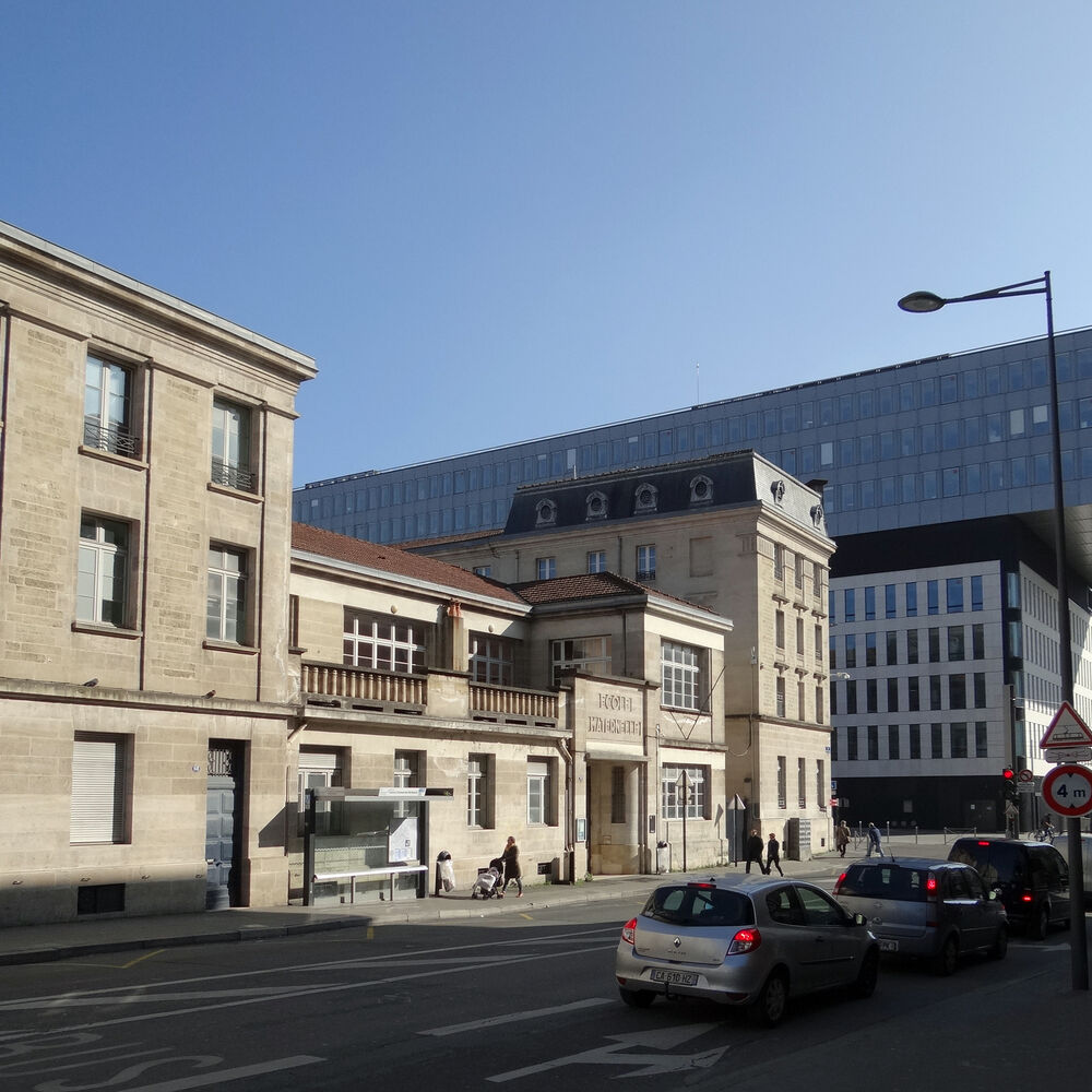 Vue d'ensemble depuis la rue du Châtea-d'Eau avec, au centre l'école maternelle, en 2018.