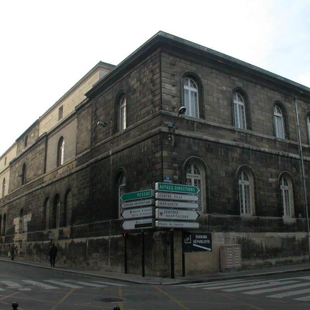Vue sur les façades de l'hôpital depuis la rue Jean Burguet et place de la République 