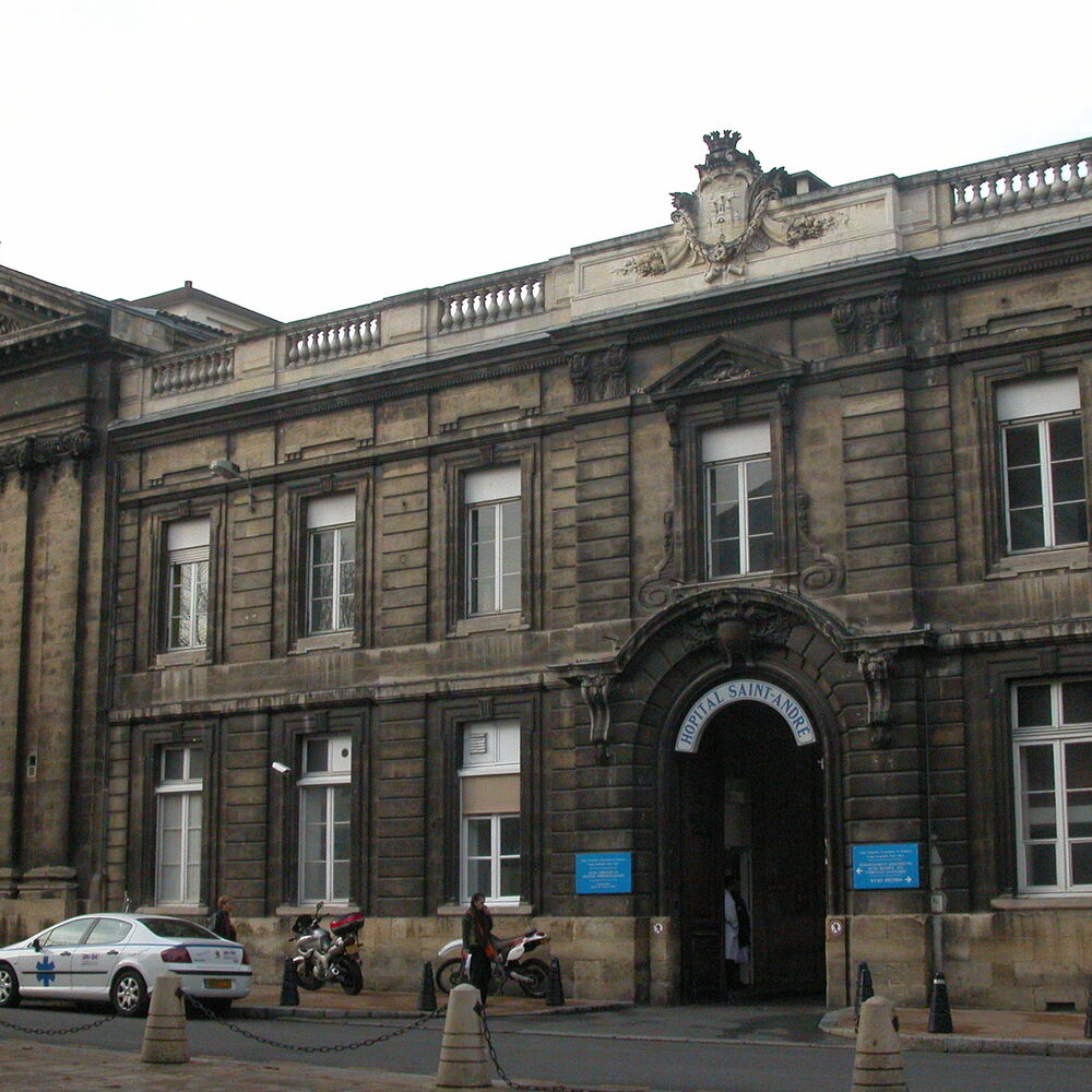 Façade principale de l'hôpital 