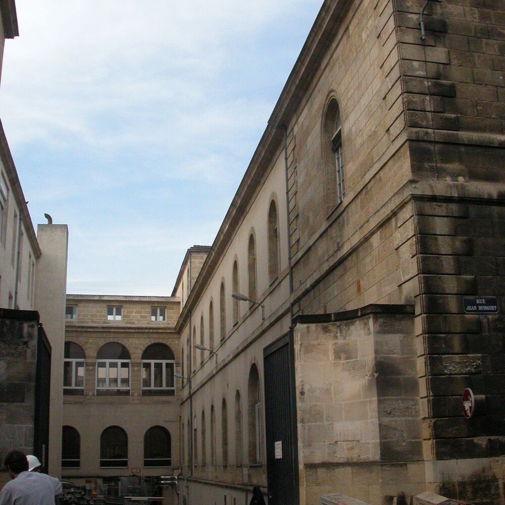 Vue sur une cour intérieure de l'hôpital 