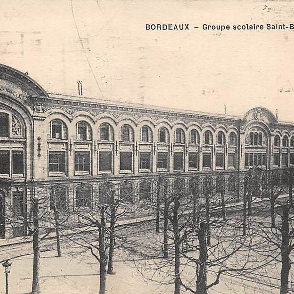 Façade principale côté rue O'Reilly, carte postale vers 1930.