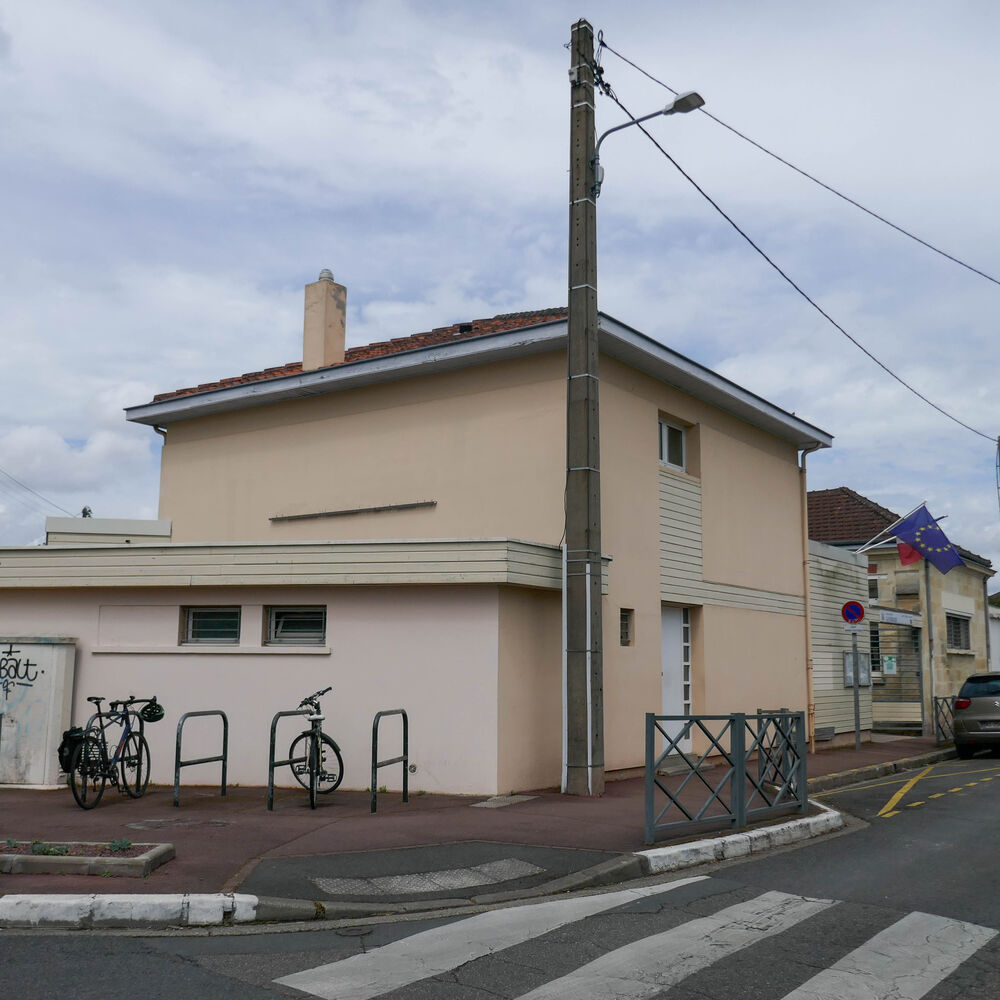 Façade de l'école et ses extensions depuis l'angle de la rue Felloneau et l'avenue Jean Jaurès