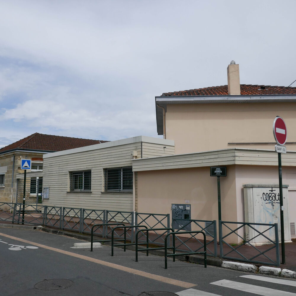 Façade de l'école et ses extensions depuis l'avenue Jean Jaurès