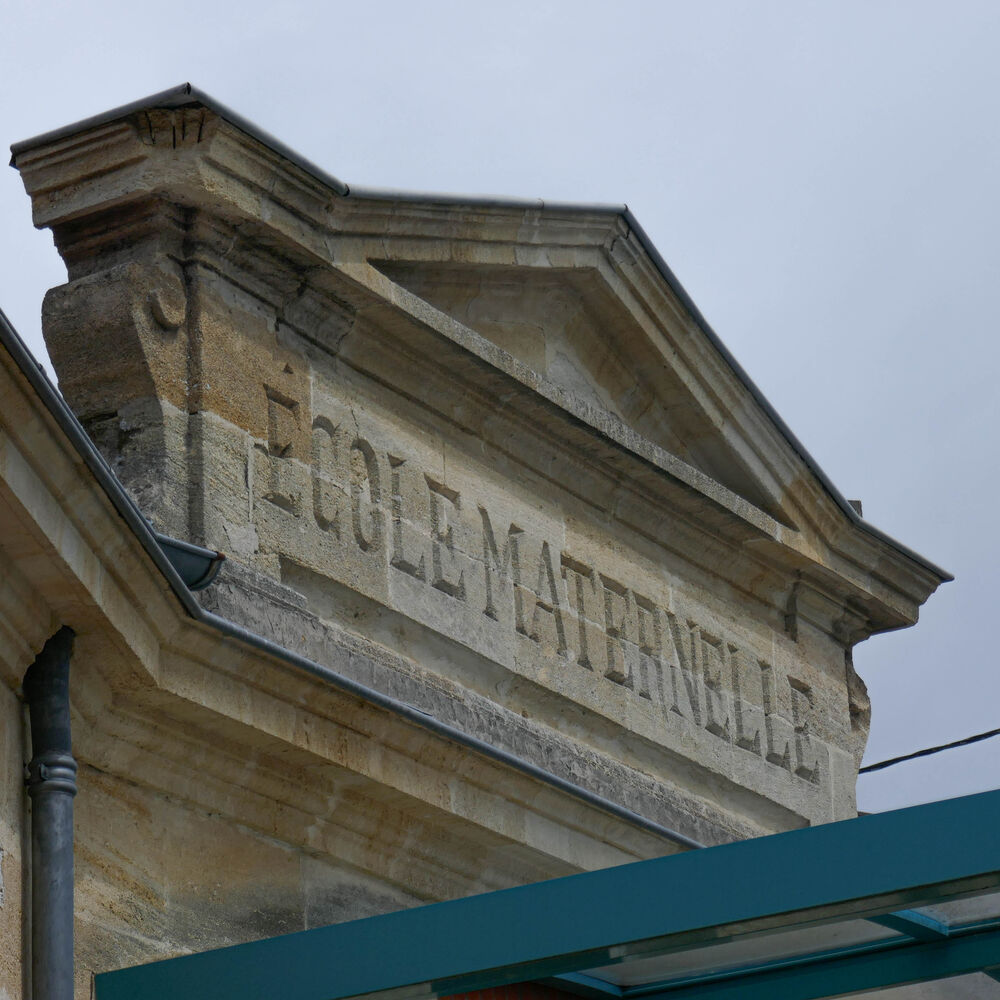 Détail du fronton de l'école 
