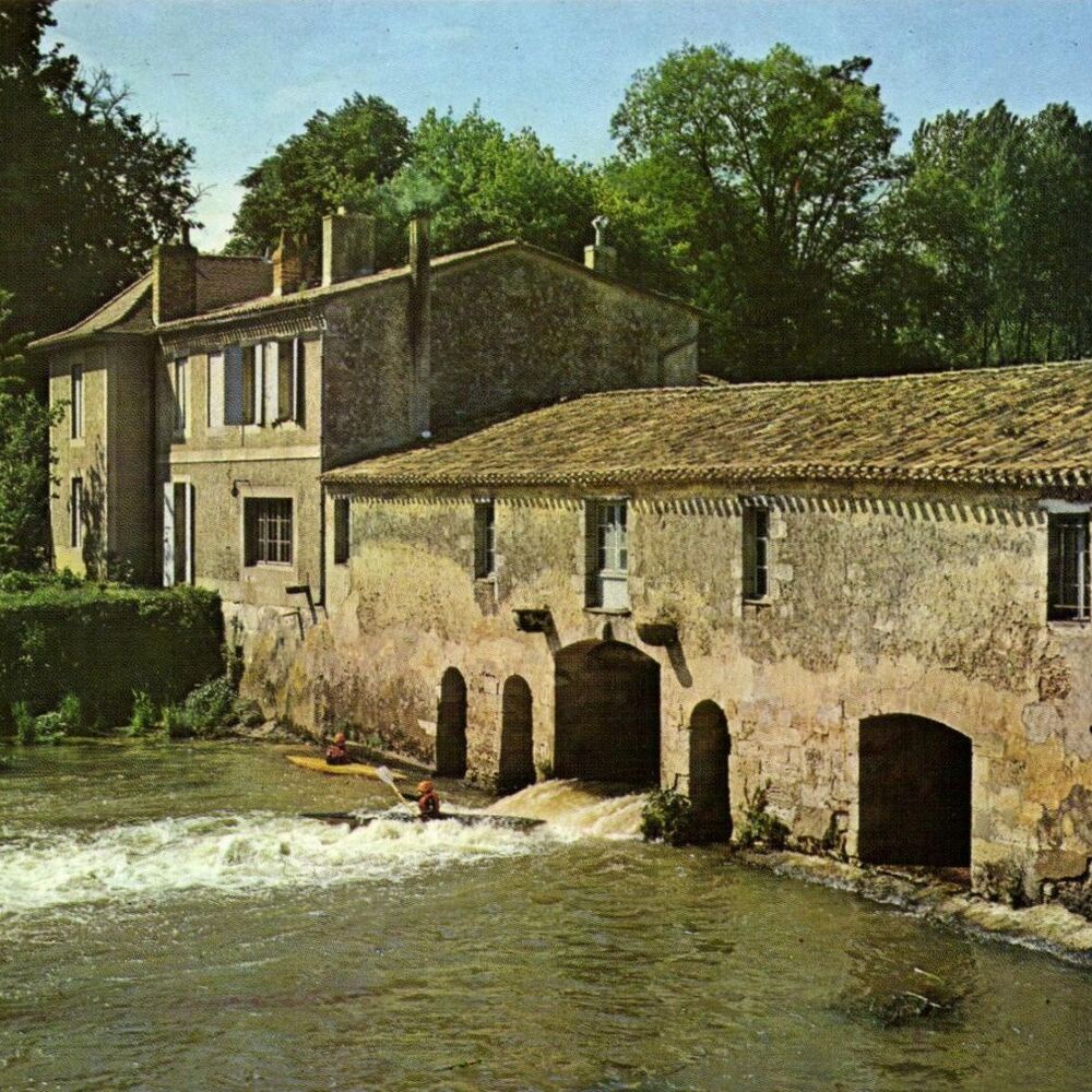 Le moulin de Gajac et les remous de la Jalle propices aux kayakistes, carte postale vers 1960.