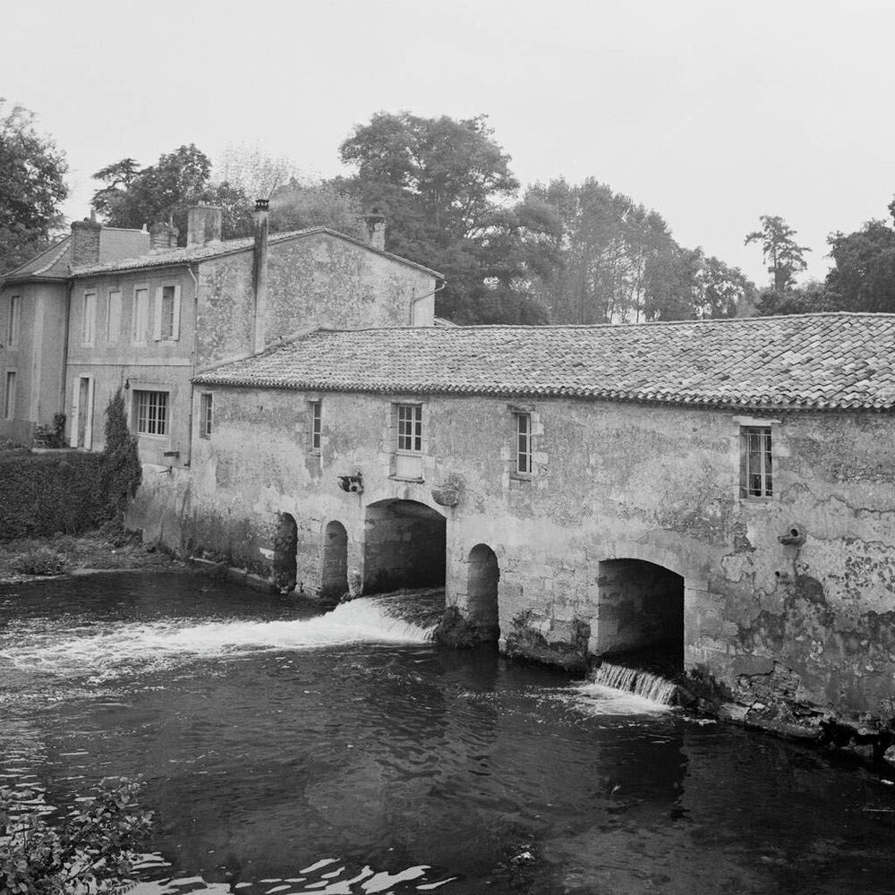 Le moulin de Gajac vu depuis le pont en 1977.