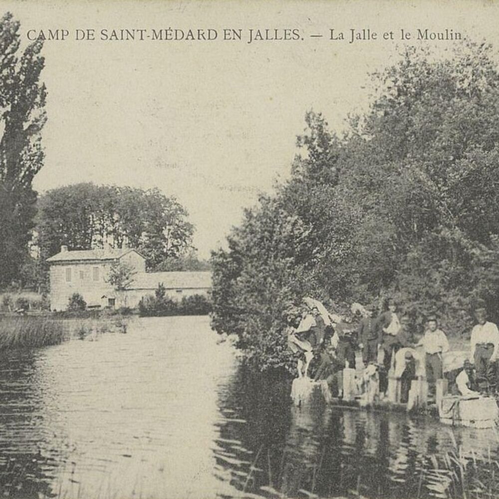 Carte postale montrant l’ensemble des bâtiments depuis l’aval, vers 1900.