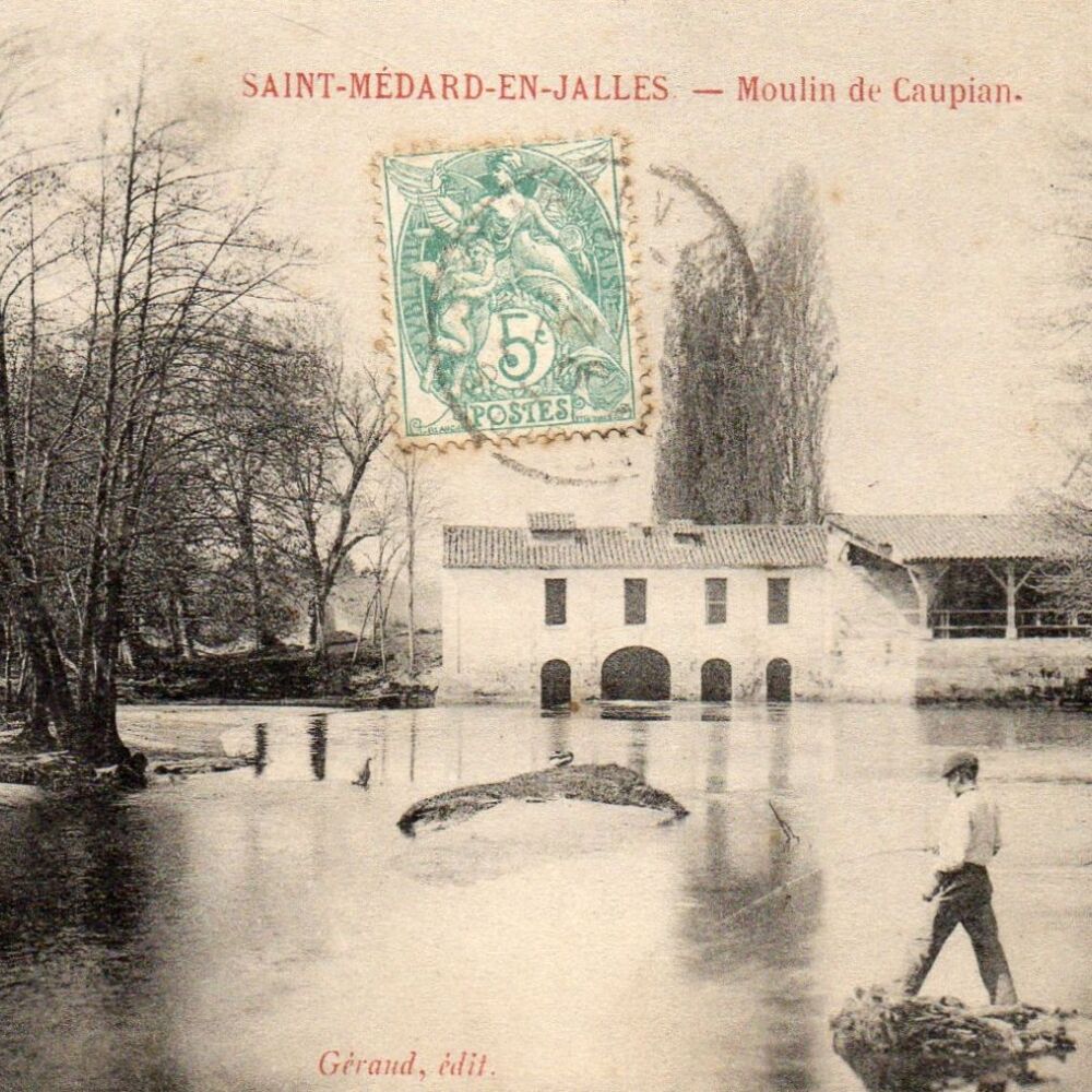 Carte postale montrant le moulin et ses modifications de toit, vue depuis l’aval, vers 1900.