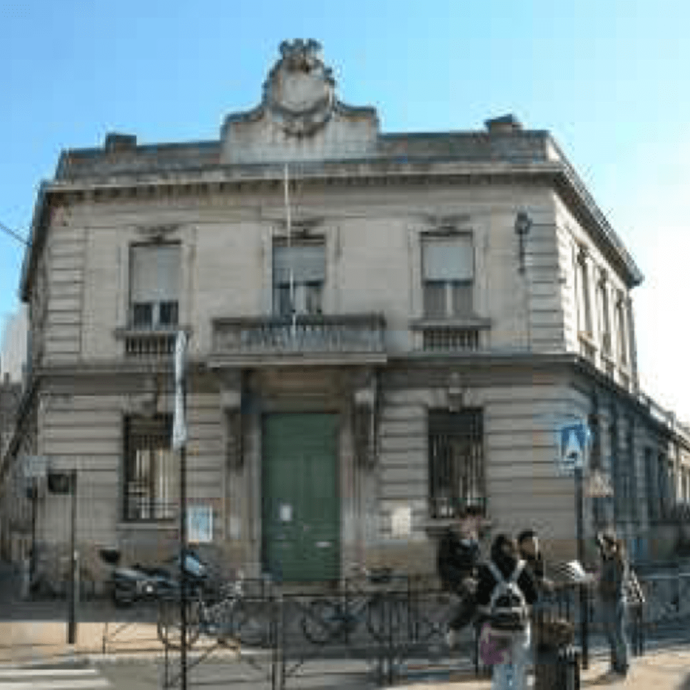 Pignon de l'ancienne école maternelle à l'angle du cours de l'Yser 