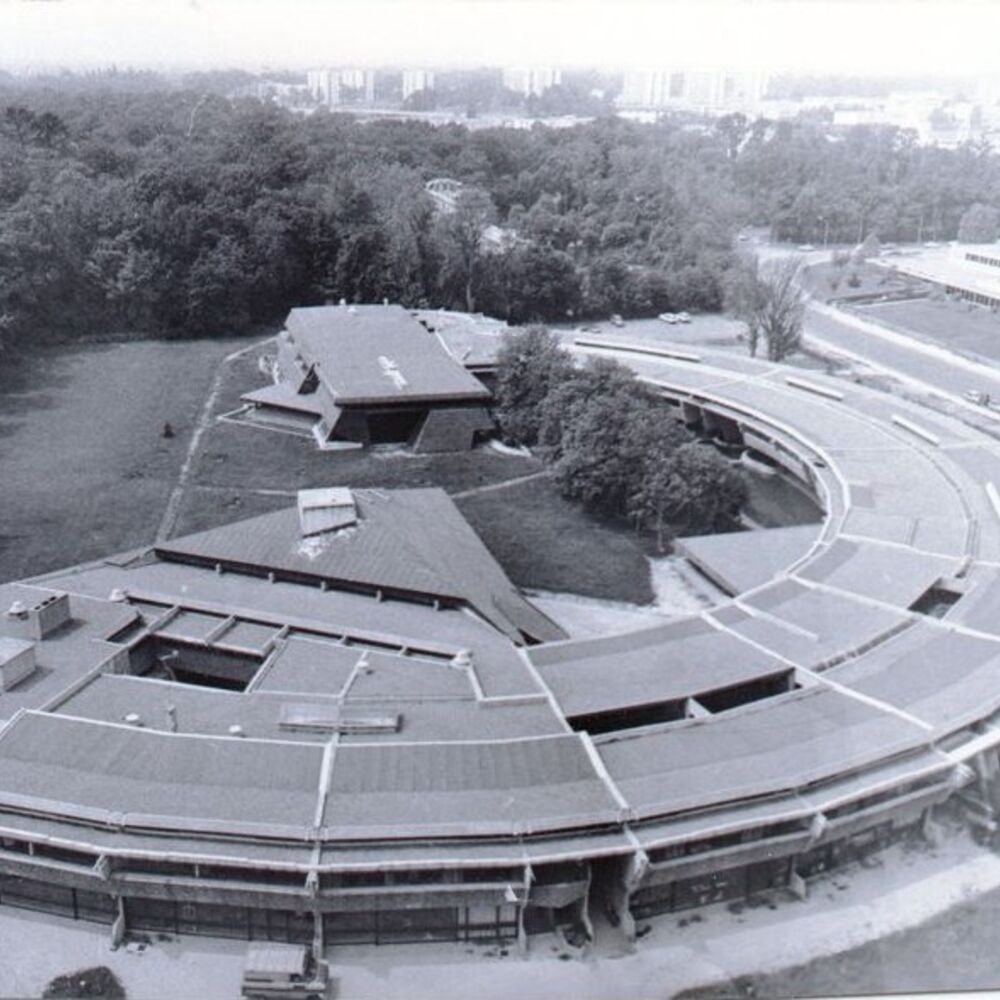 La forme d'oreille du bâtiment dans son écrin de verdure, photographie vers 1975.