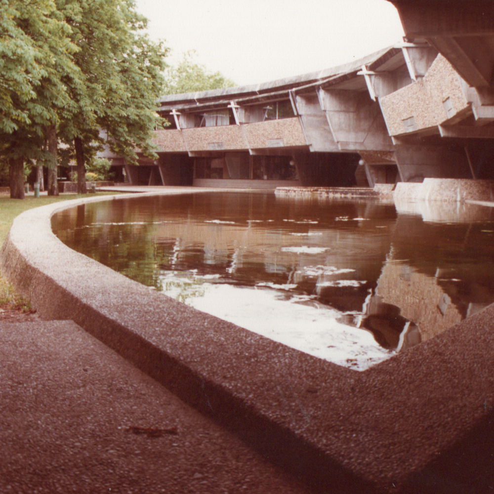 Partie intérieure appelée « le cloître », avec allée d’arbres et bassins, photographie vers 1980.
