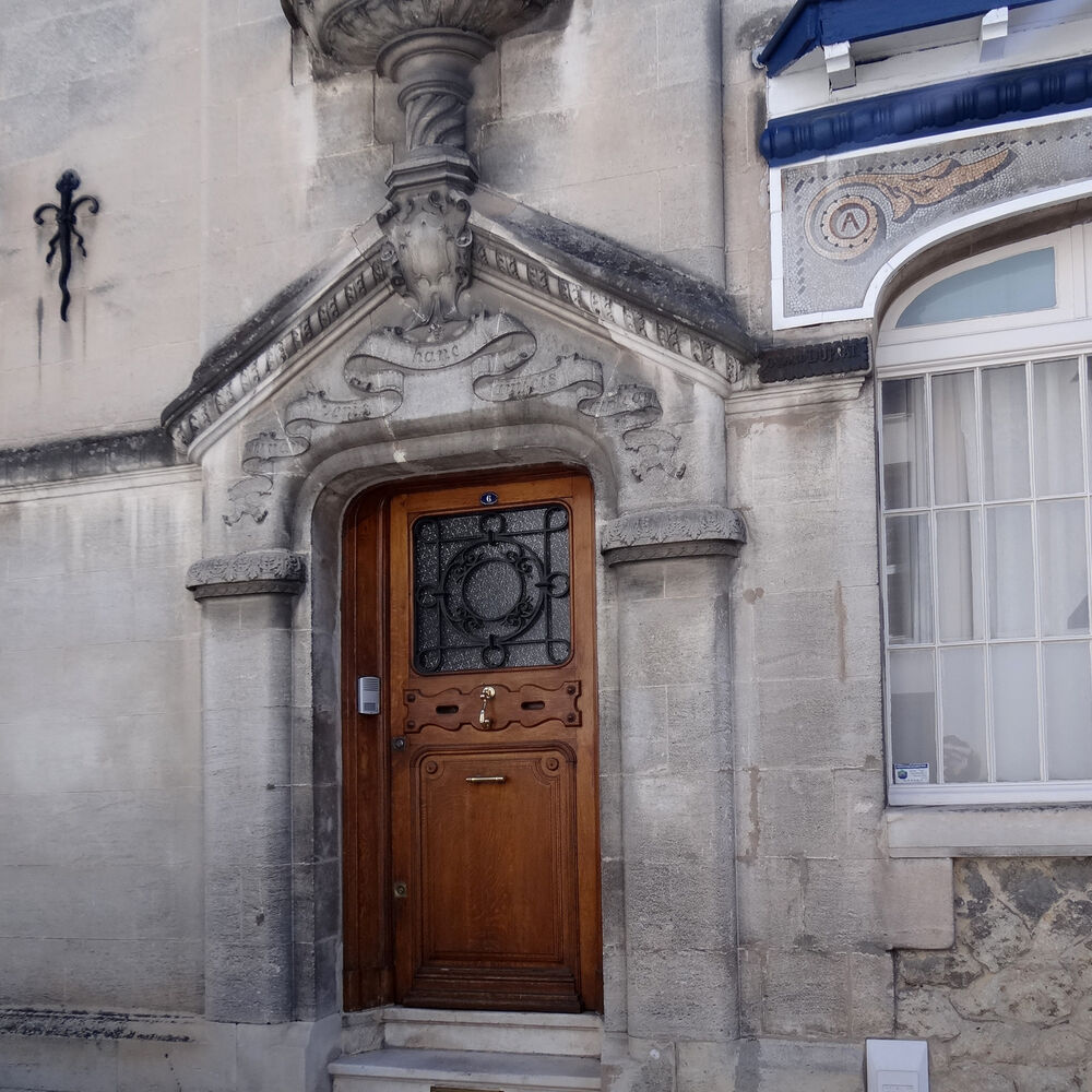 La porte d'entrée de la maison de l'architecte Bertrand-Alfred Duprat.