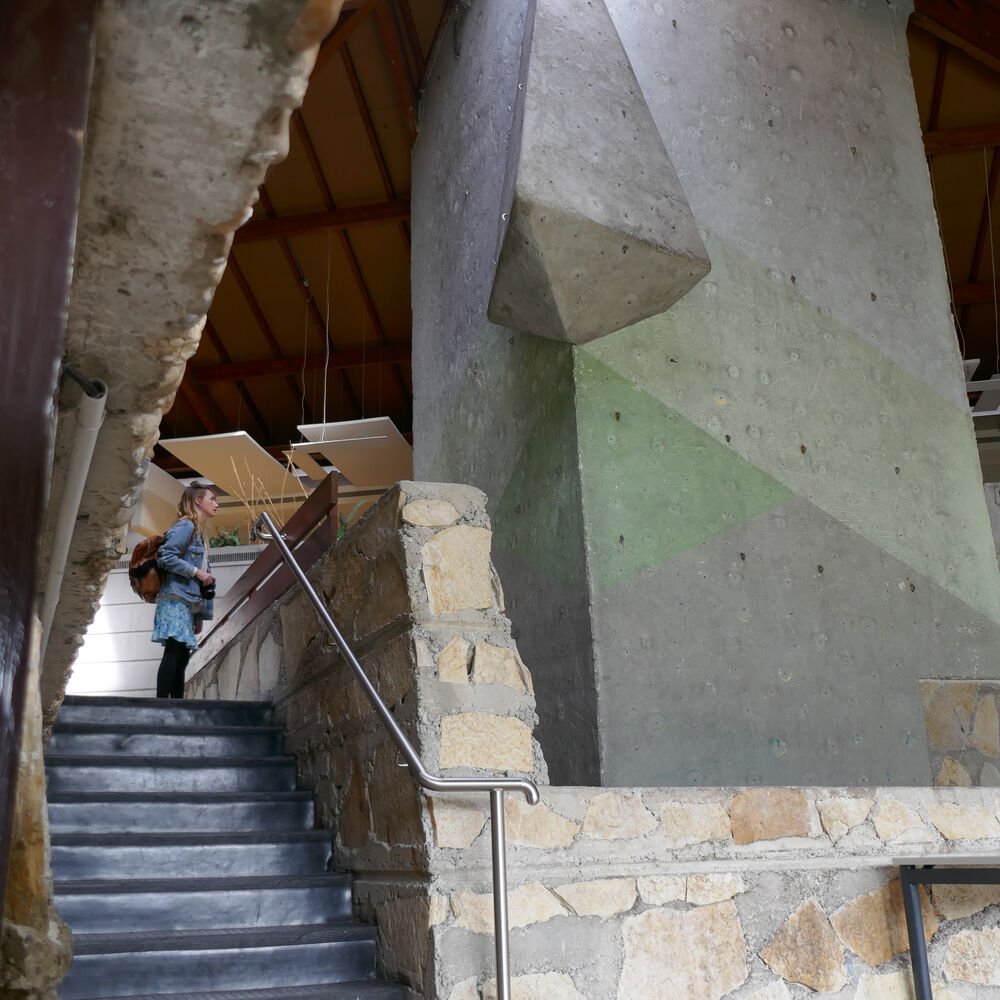 Le mur d'escalade du foyer recouvre le manteau de la cheminée centrale.
