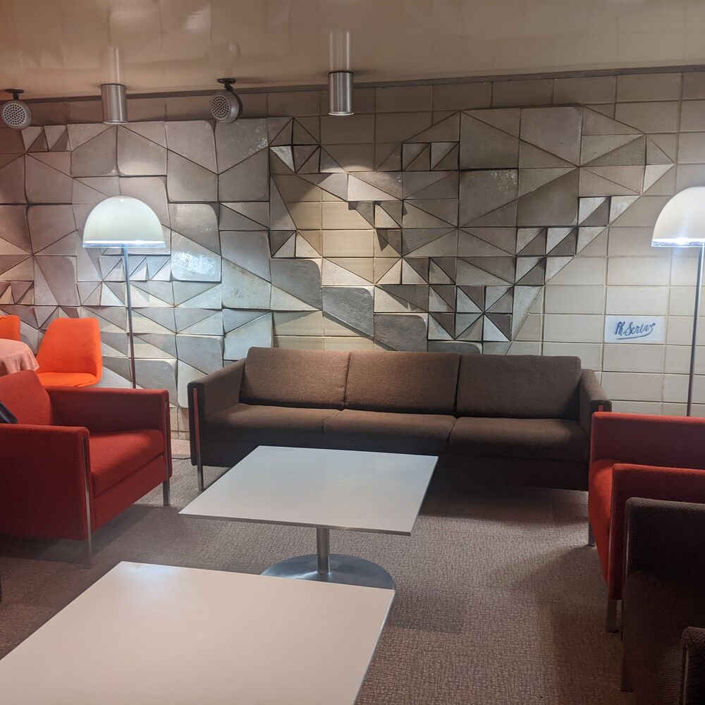 L'un des salons ayant conservé son mobilier et son décor (mosaïque de Philippe Scrive).