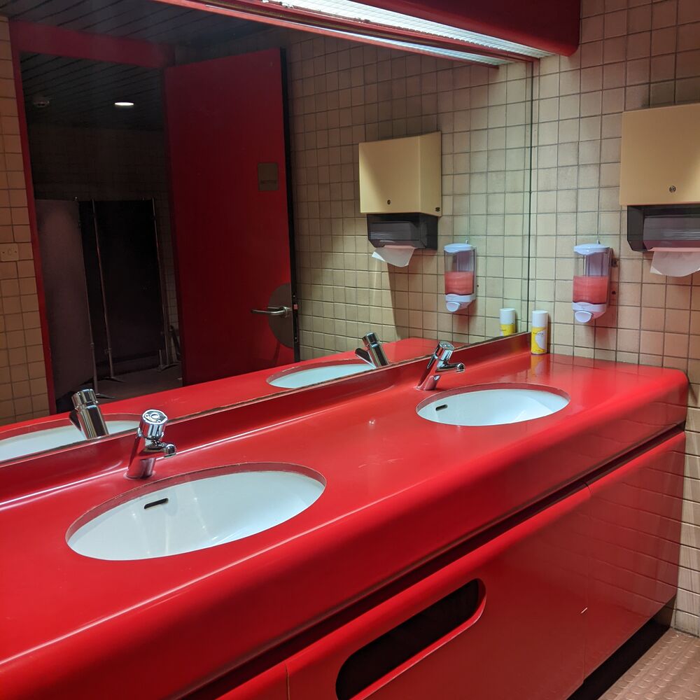 Le mobilier d'hygiène dans les toilettes des salons.