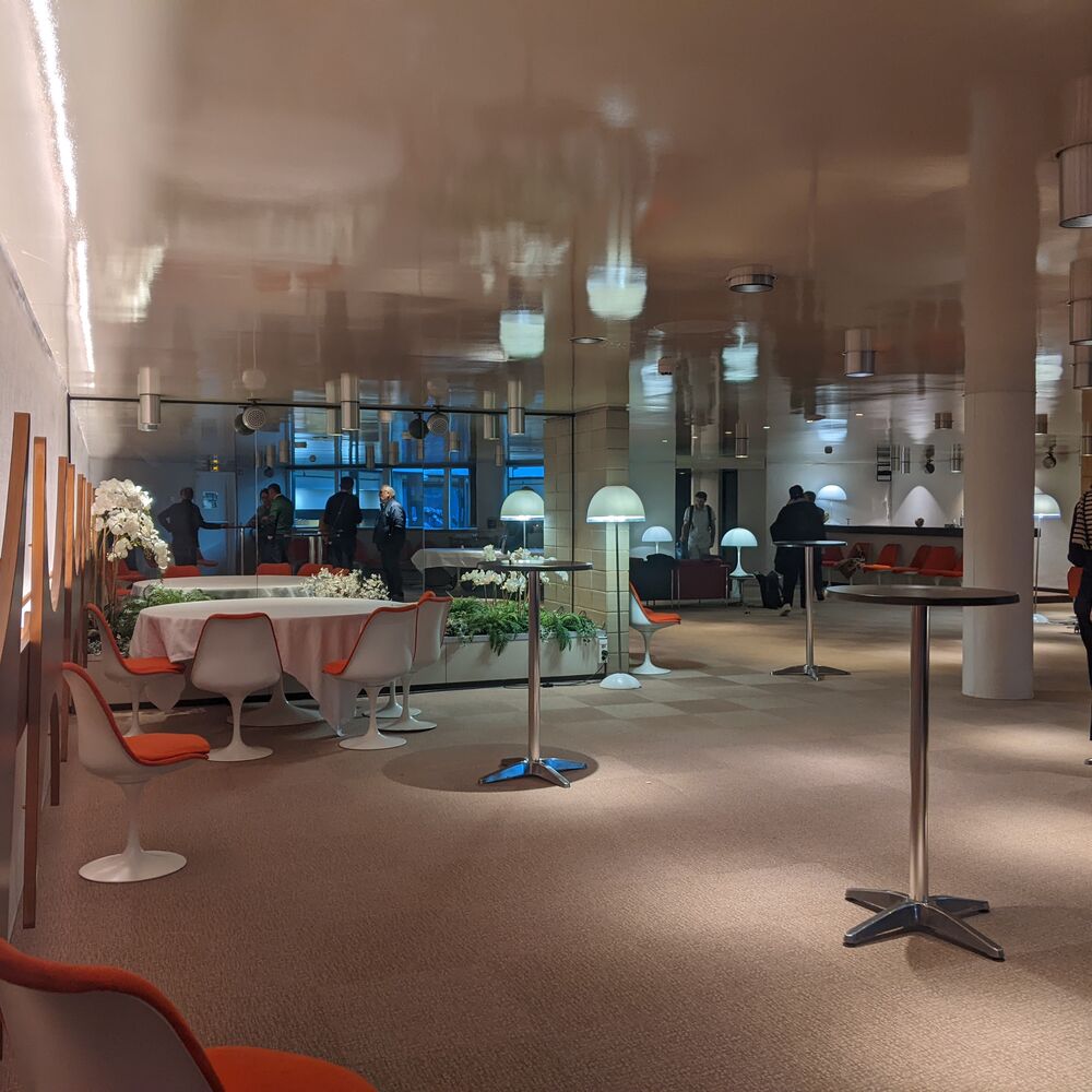 L'un des salons ayant conservé son mobilier et son décor.
