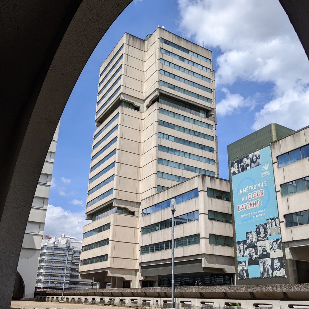 L'hôtel de Bordeaux Métropole, vue depuis la dalle côté résidence Ponant.