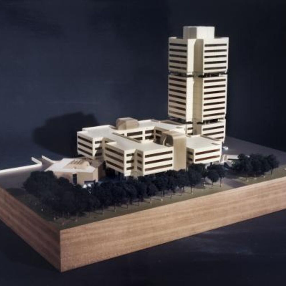 Maquette de l'hôtel de la CUB présentée en 1977.