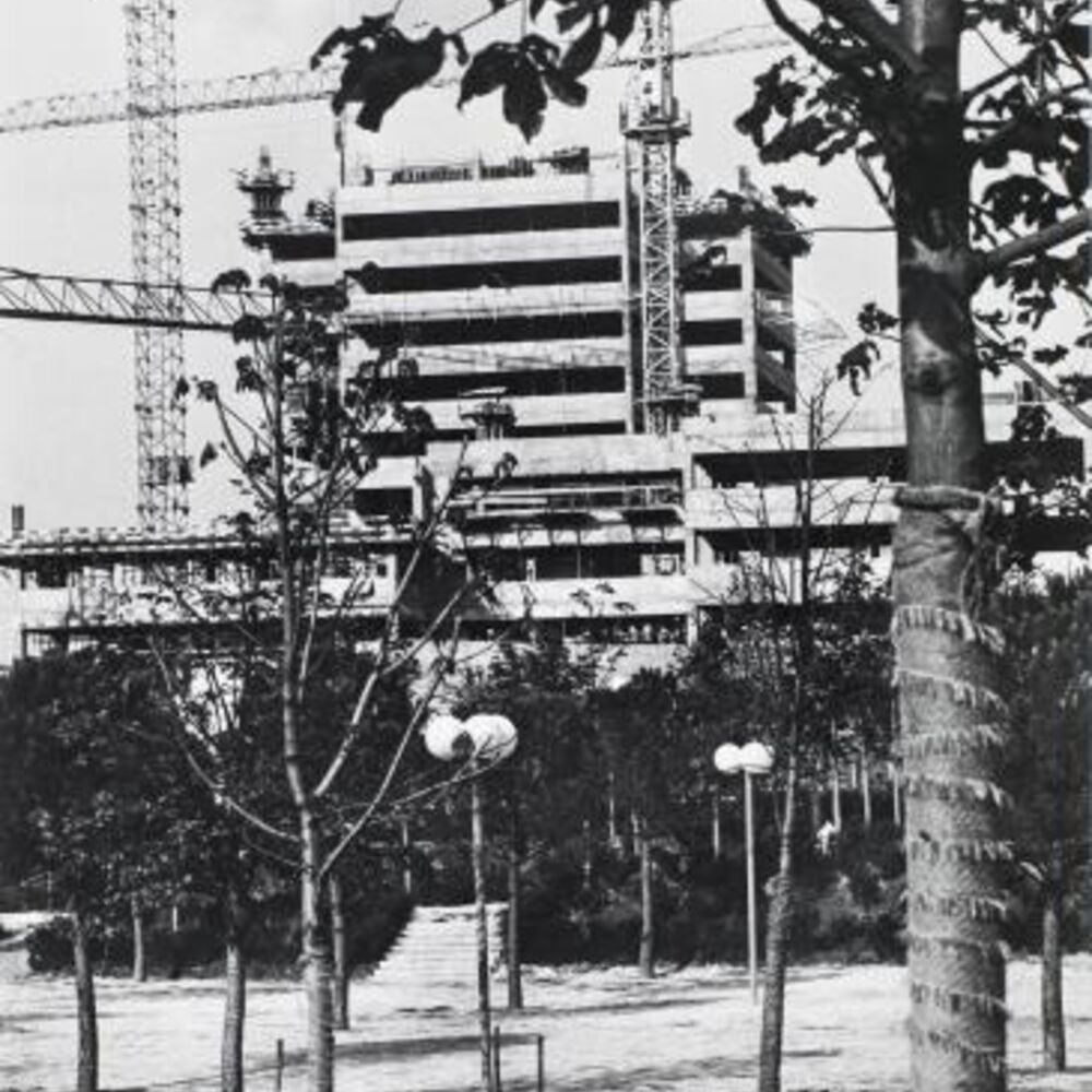 Vue du chantier de l'immeuble en 1978.