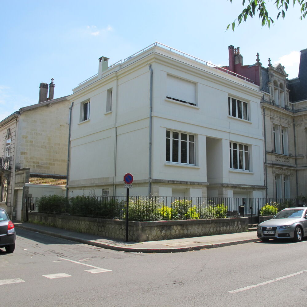 Vue d'ensemble de la maison au croisement des rues du Bocage et du Bosquet.
