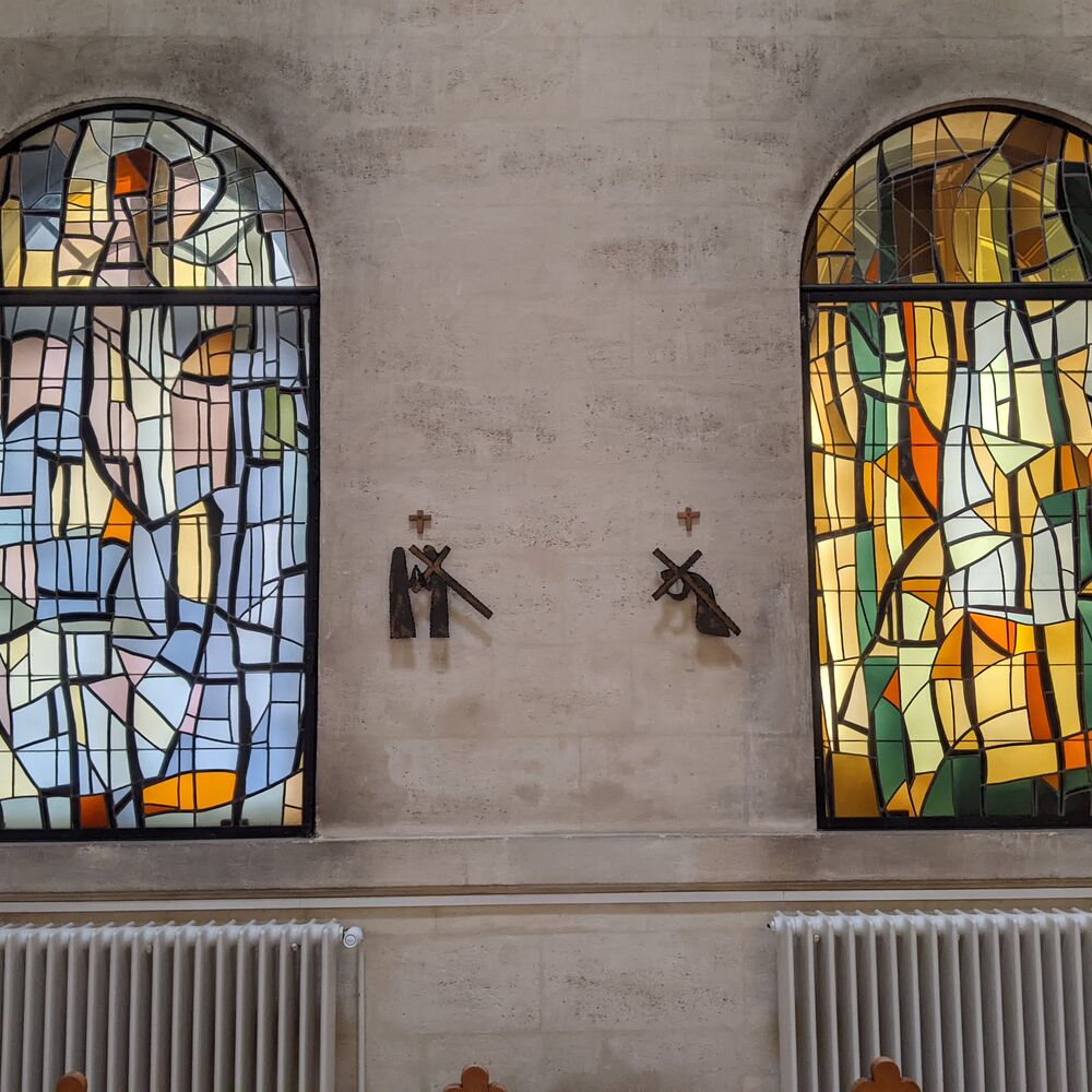 Deux des six verrières de Victoire-Élisabeth Calcagni exécutées par Jacques Dupuy.