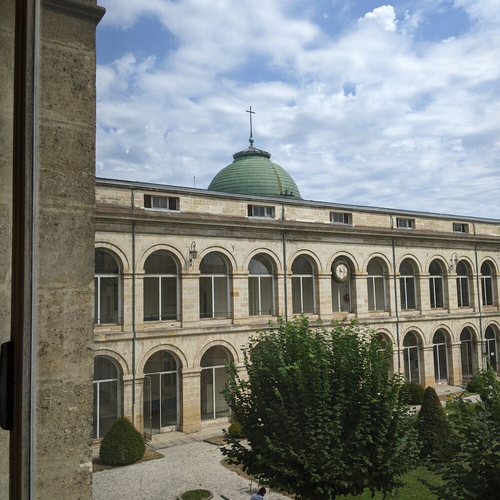 La coupole de la chapelle émergeant de l'aile nord de l'hôpital Saint André.