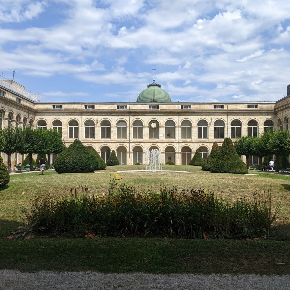 La coupole de la chapelle émergeant de l'aile nord de l'hôpital Saint André.