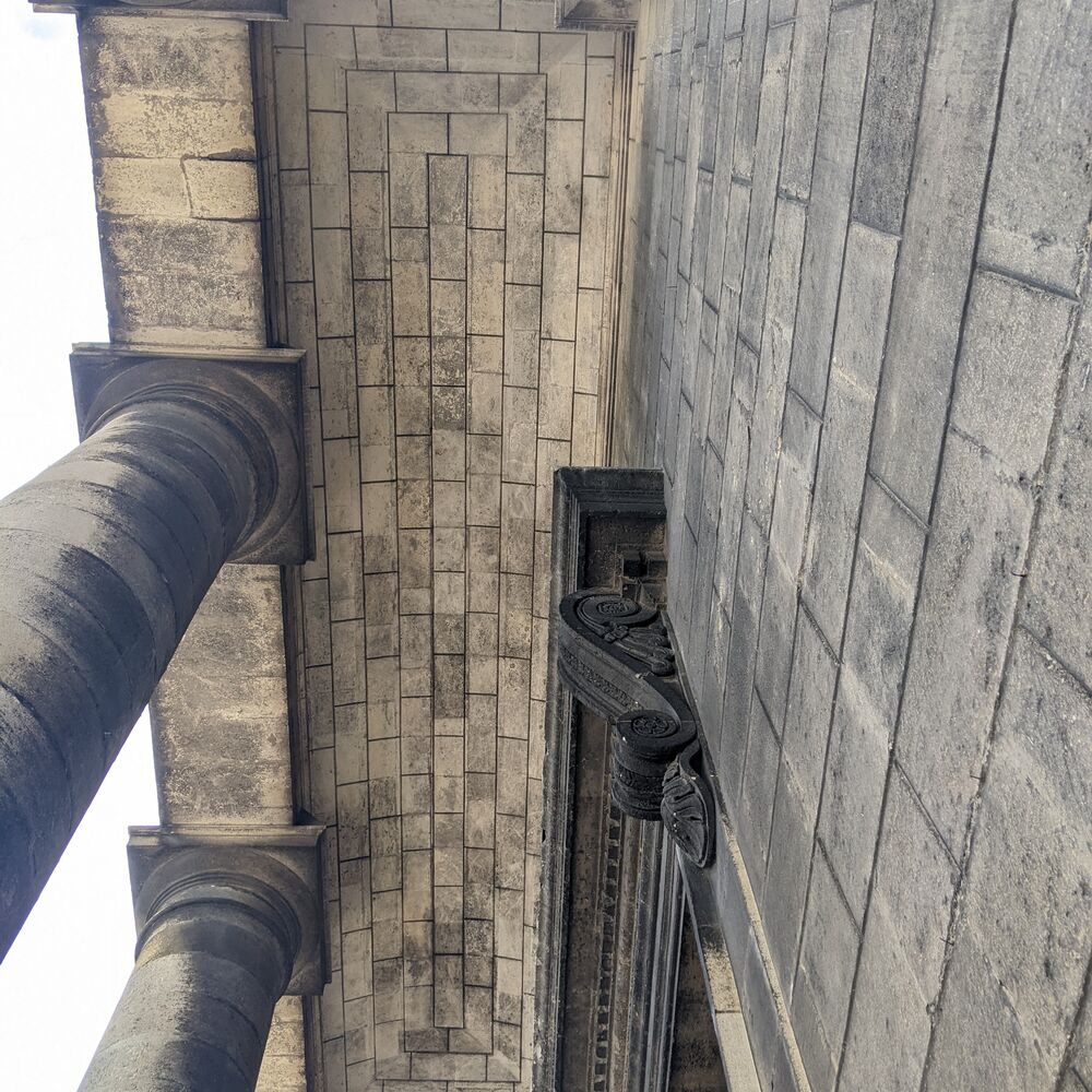 Détails architecturaux de l'avant-corps d'entrée de la chapelle.