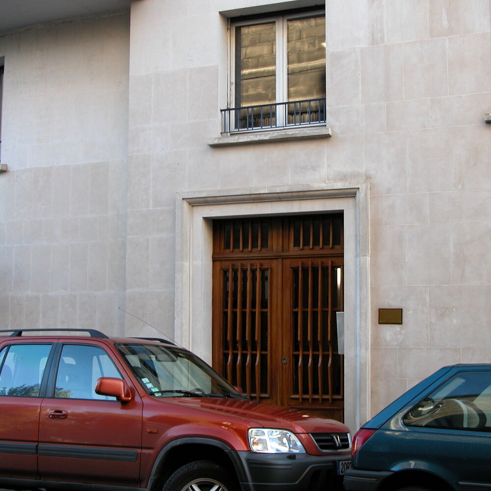 La porte d'entrée sur la rue Jean-Burget.