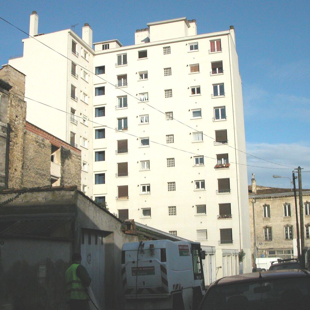 Façades arrières de la résidence avec, au pied, les zones de parking.