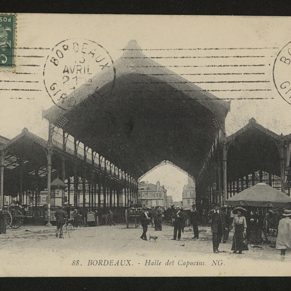Les halles métalliques du marché installées en 1881, carte postale vers 1900.