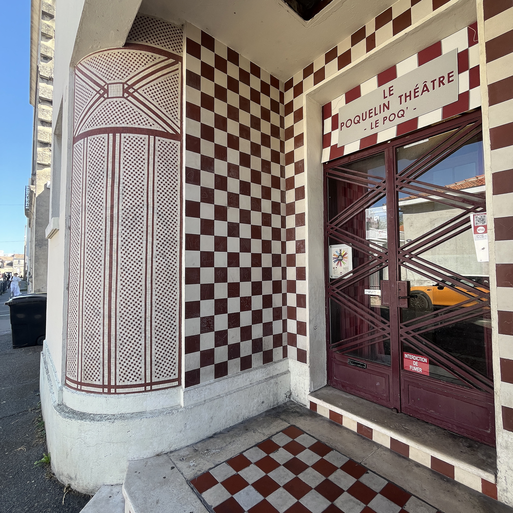 Jeu géométrique de carreaux brun et blanc