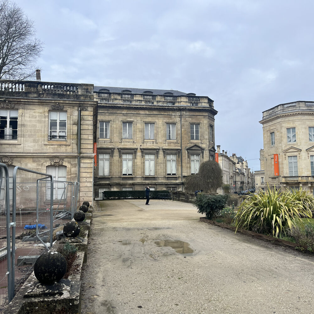 Vue du bâtiment dans le prolongement de la clôture 