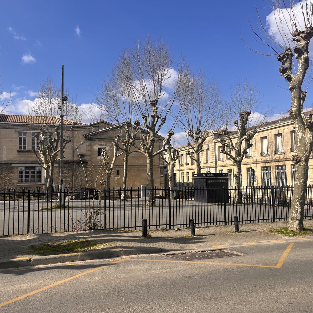 Vue de l'école depuis l'angle de la rue Mouneyra et Alphonse Dupeux