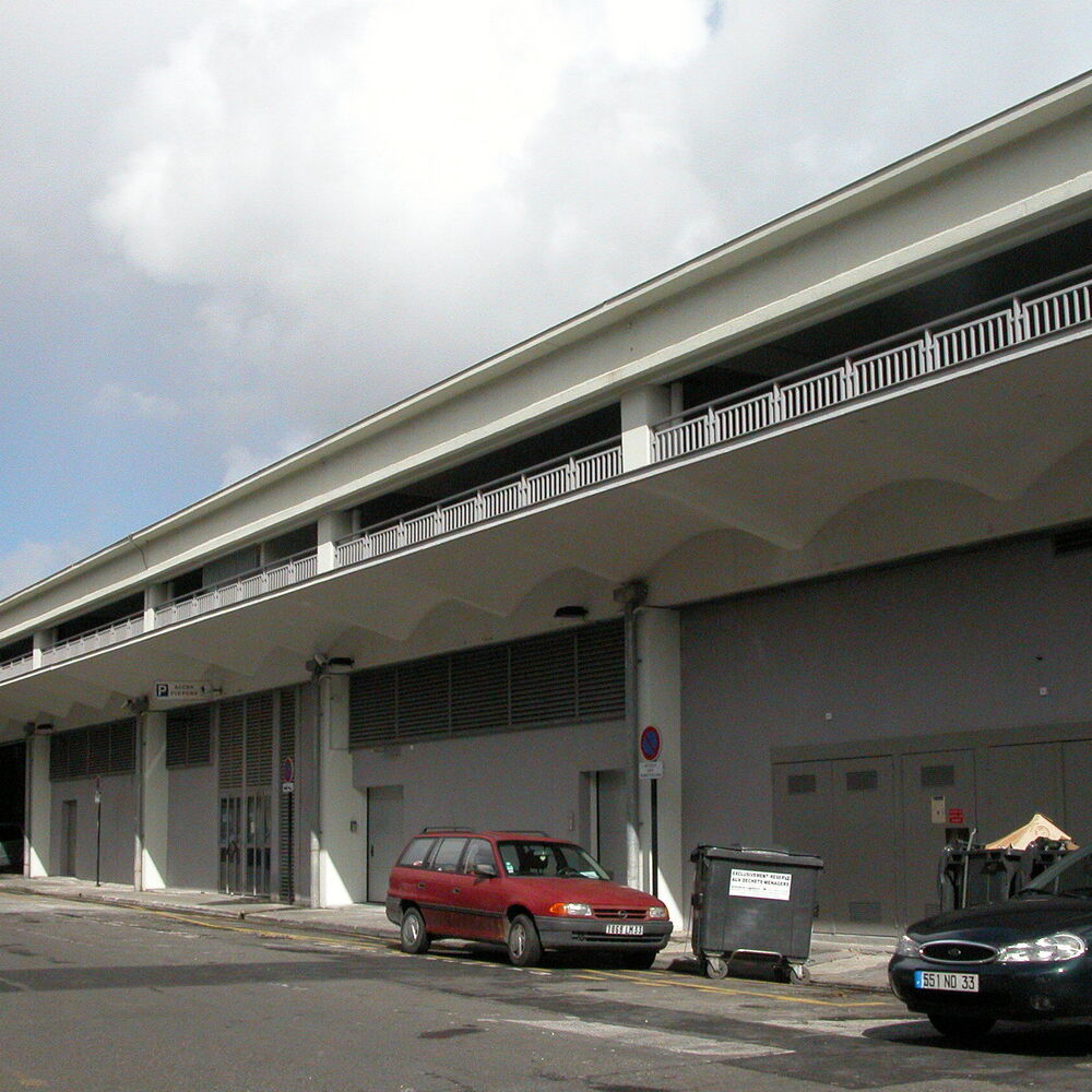 La façade sud de la halle B en 2005.